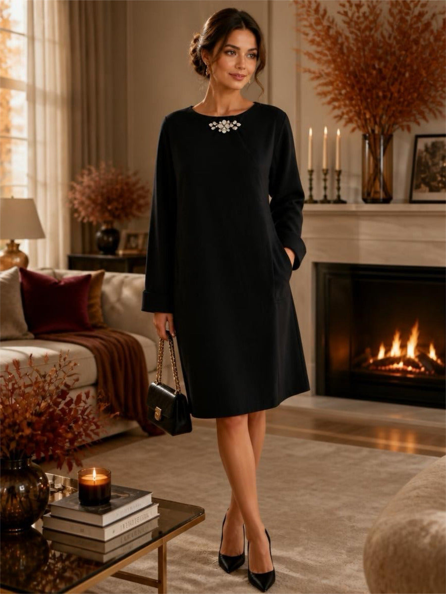 Elegantes Strickkleid mit Schmuckdetail