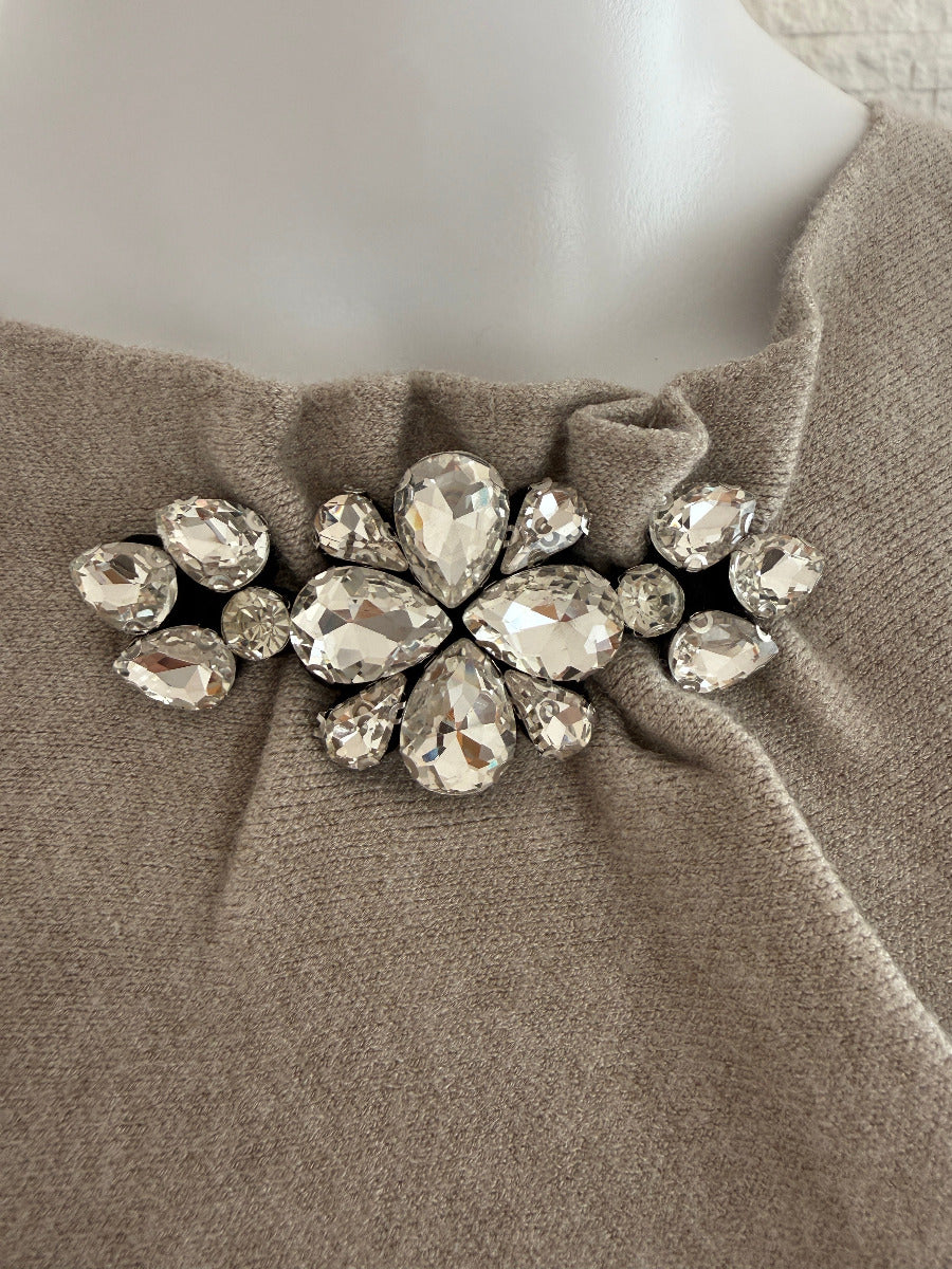 Elegantes Strickkleid mit Schmuckdetail